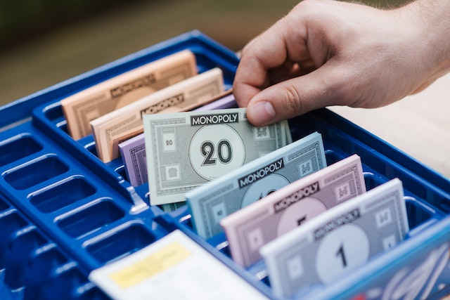 Monopolis – stalo žaidimas, kuris mus moko vertingų realaus gyvenimo įgūdžių