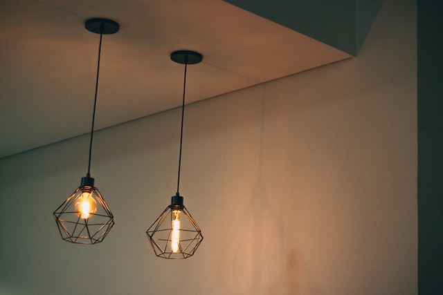 Kaip pasirinkti pakabinamą šviestuvą?