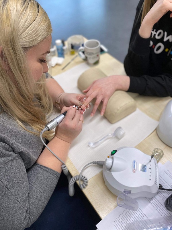 Kokių technikų galima išmokti manikiūro kursuose?