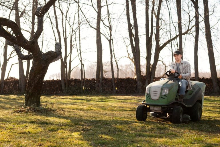 Žoliapjovės traktoriukai: dideli plotai – mažiau pastangų