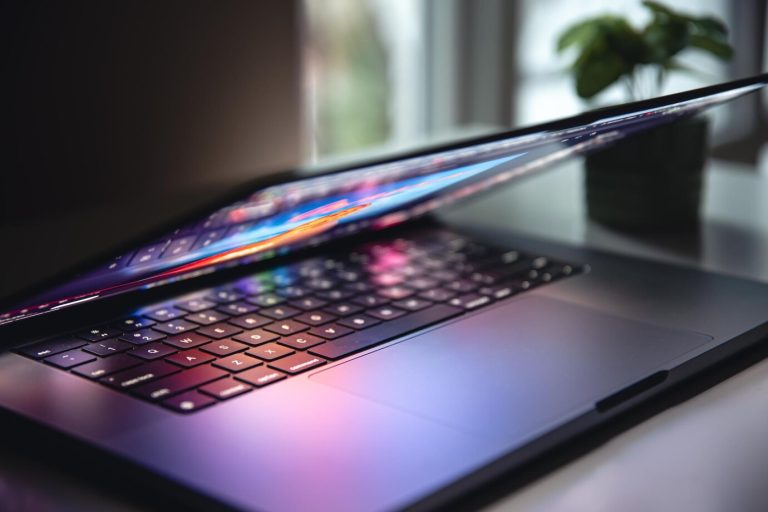 Modernus gidas renkantis laptopą: svarbiausi parametrai pagal poreikius
