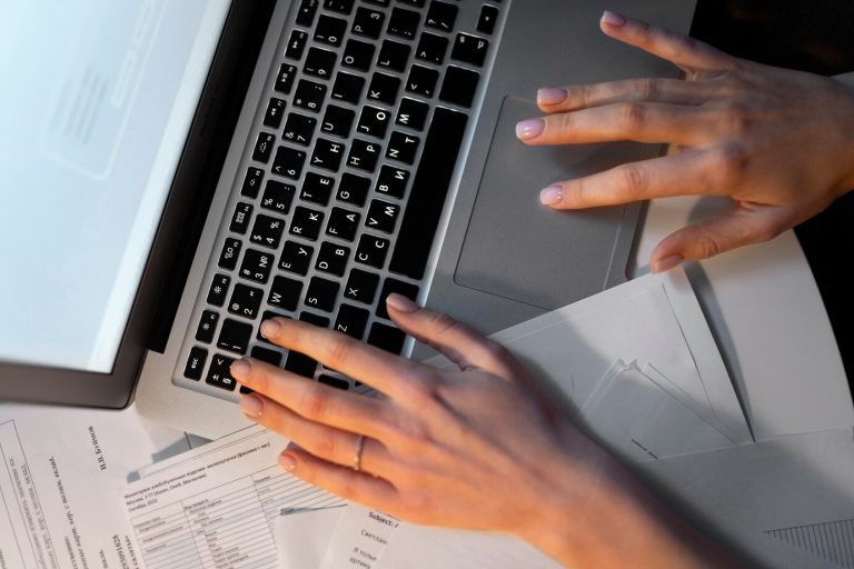 Mokslo įstaigų technologinė evoliucija: kaip skaitmeninės transformacijos keičia akademinę aplinką