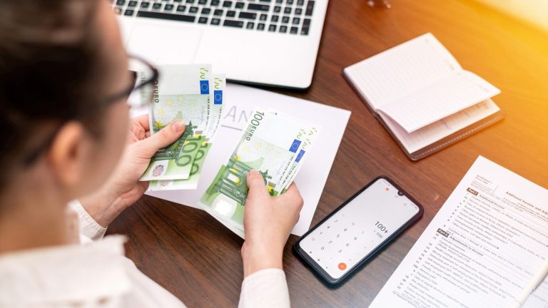 Kodėl investavimo platformos laimi prieš savarankišką investavimą: privalumai ir galimybės