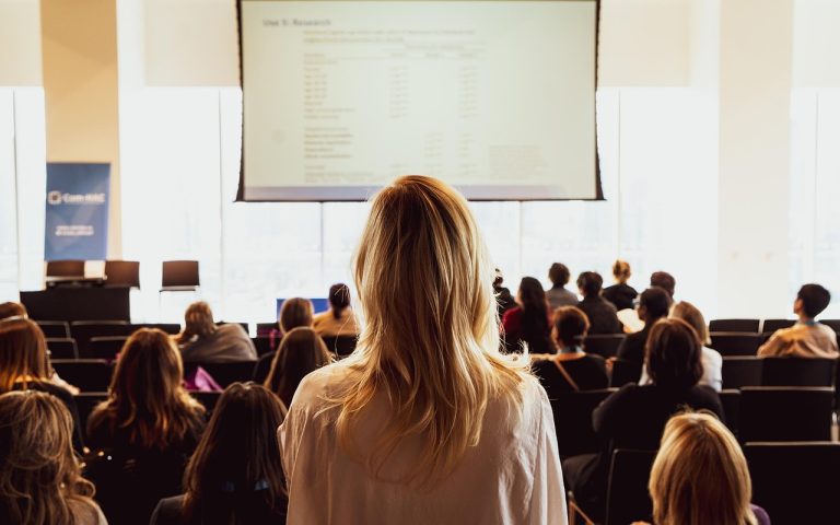 Universalus įrankis: kaip projektoriai keičia pramogas, mokslą ir verslo aplinką