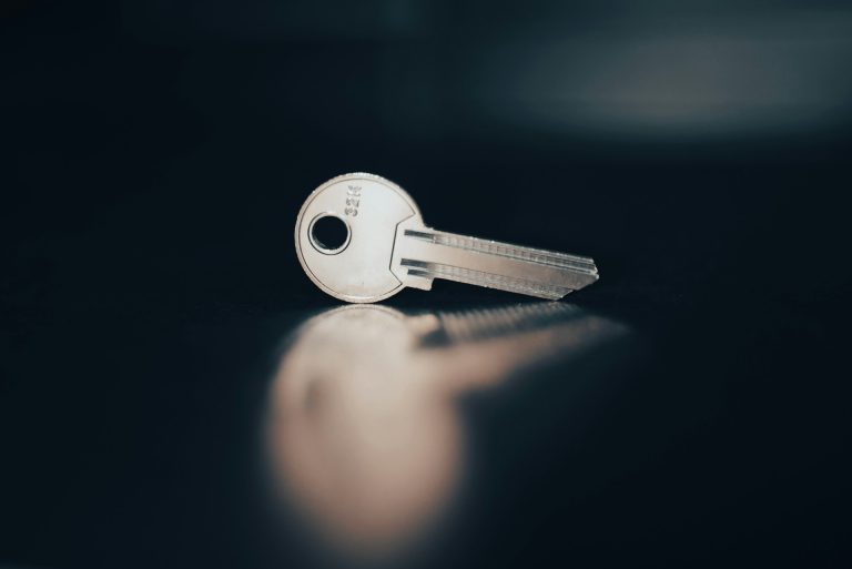 Kaip pasirinkti patikimą avarinio atrakinimo specialistą Kaune